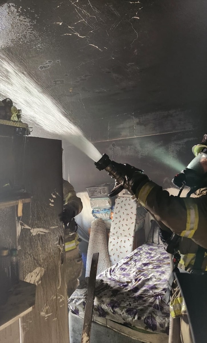  Balıkesir'in Edremit ilçesinde 4 katlı apartmanda çıkan yangında bir kadın, hayatını kaybetti....