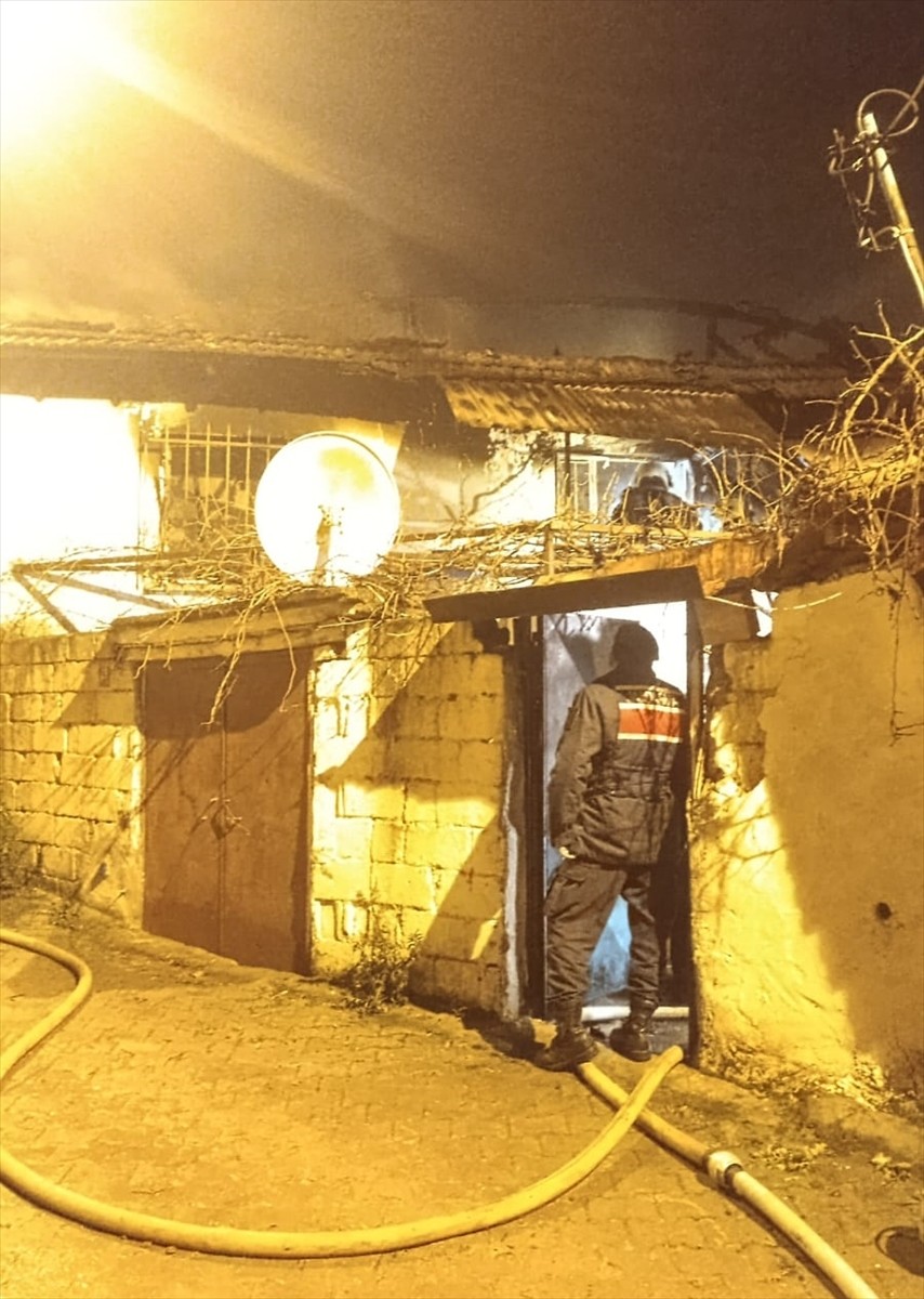 Balıkesir'in Edremit ilçesinde çıkan ev yangınında 2 kardeş hayatını kaybetti. Vatandaşların...