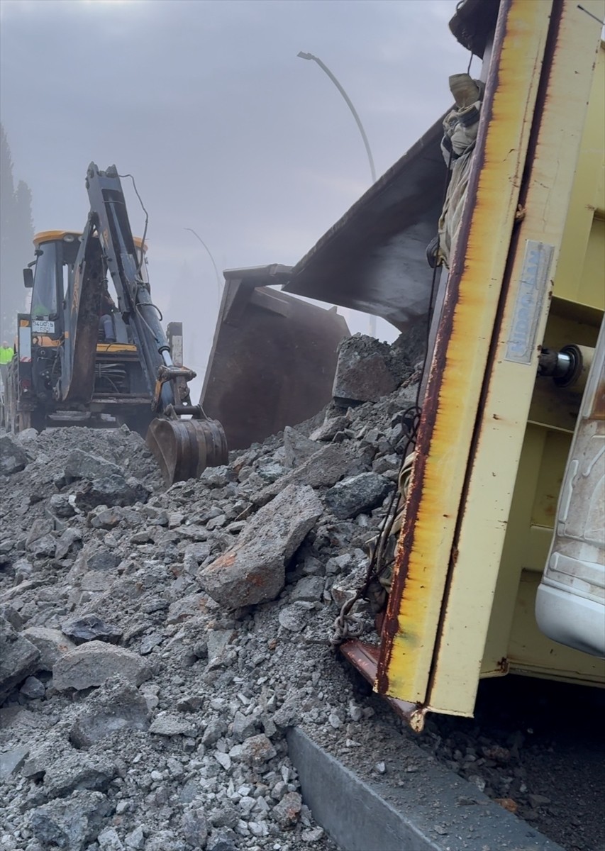 Balıkesir'in Edremit ilçesinde, isale boru hattının patlaması sonucu oluşan çukura düşen hafriyat...