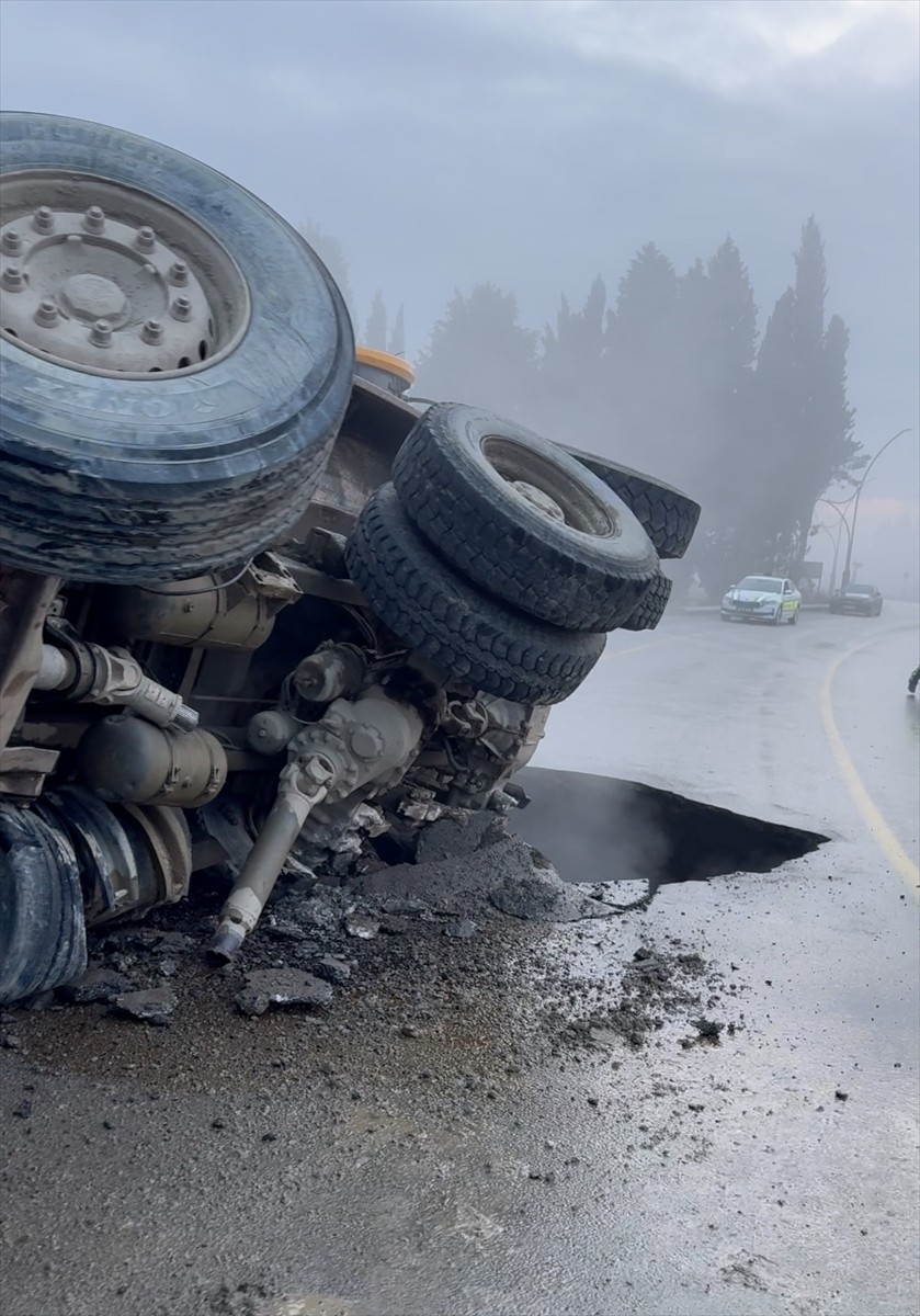 Balıkesir'in Edremit ilçesinde, isale boru hattının patlaması sonucu oluşan çukura düşen hafriyat...