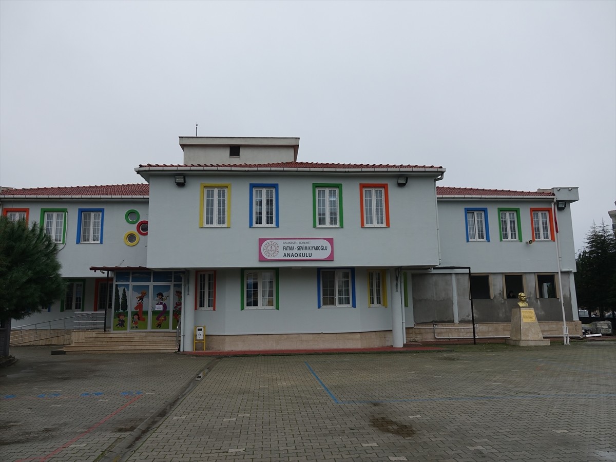 Balıkesir'in Edremit ilçesinde nefes borusuna şeker kaçan anaokulu öğrencisini, okul müdürü...