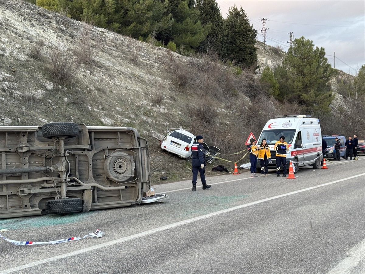 Balıkesir'in Kepsut ilçesinde minibüs ile otomobilin çarpıştığı kazada 2 kişi hayatını kaybetti...