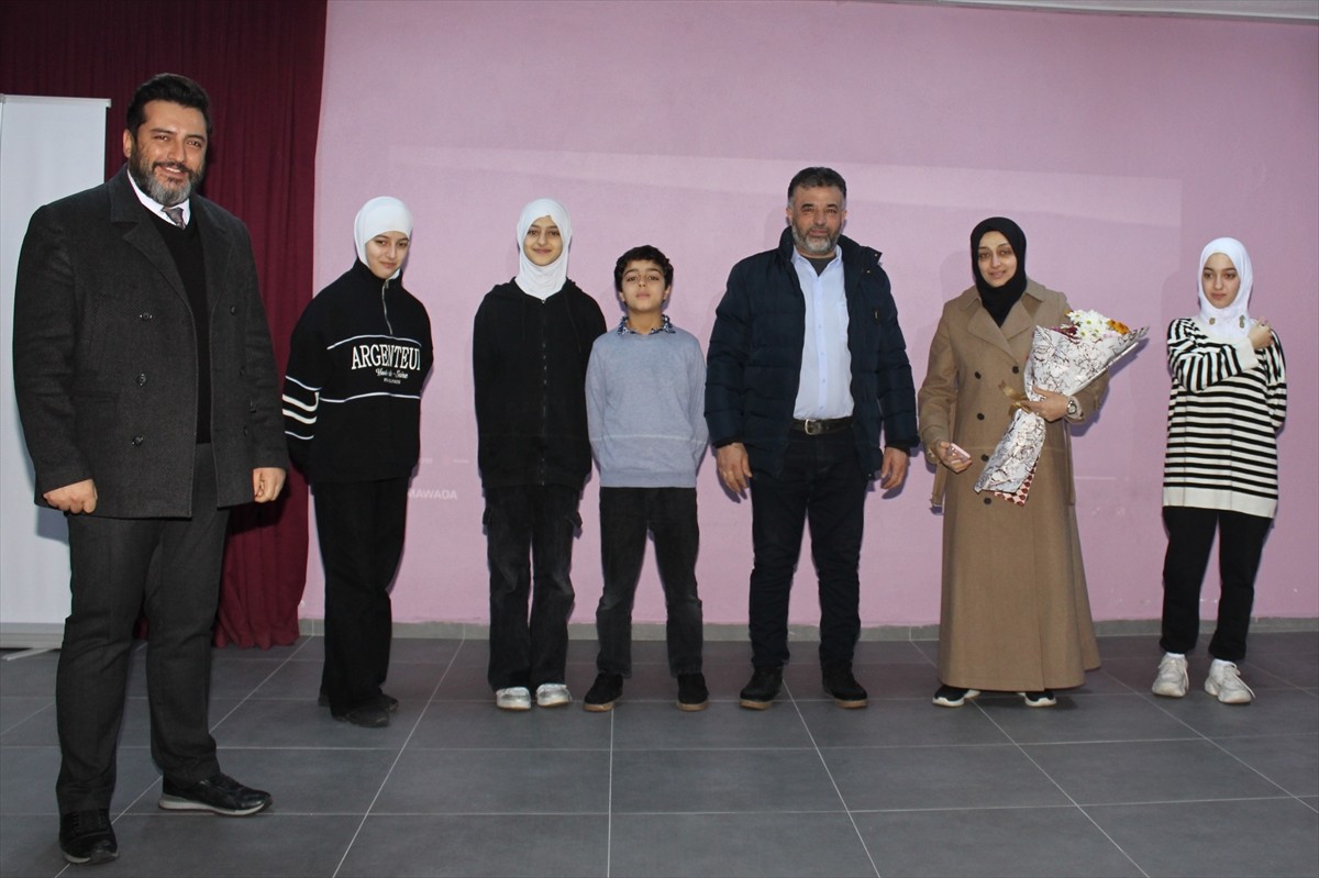 Balıkesir'in Marmara ilçesinde ülkesine dönecek Suriyeli lise öğrencisi için sınıf arkadaşları...