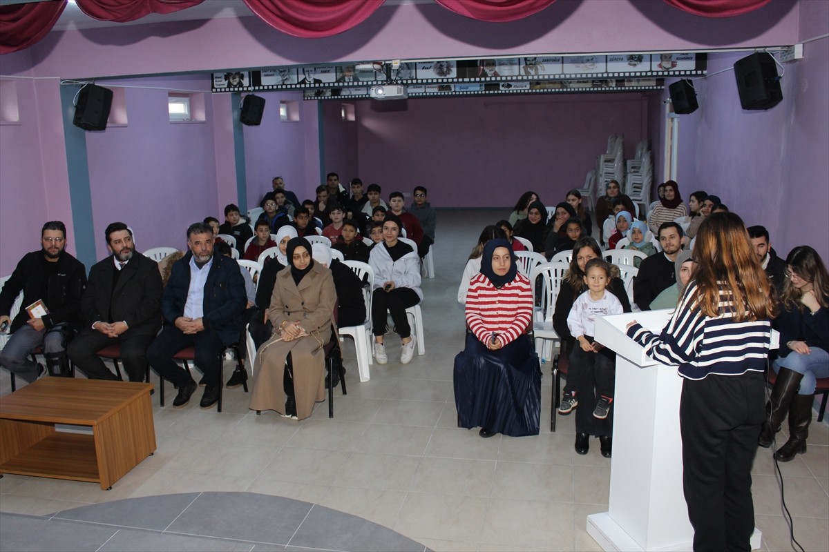 Balıkesir'in Marmara ilçesinde ülkesine dönecek Suriyeli lise öğrencisi için sınıf arkadaşları...