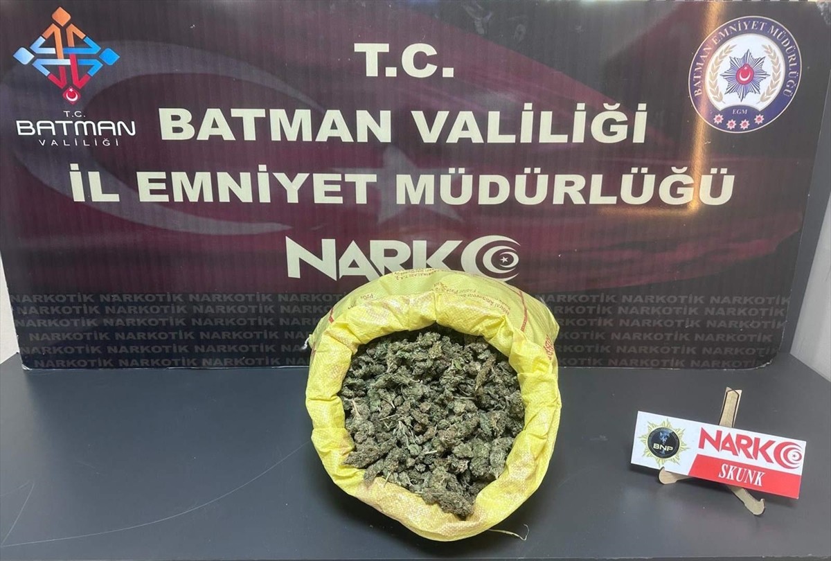 Batman'da düzenlenen uyuşturucu operasyonunda, yakalanan 6 şüpheli tutuklandı. Kaçan bir araçtan...
