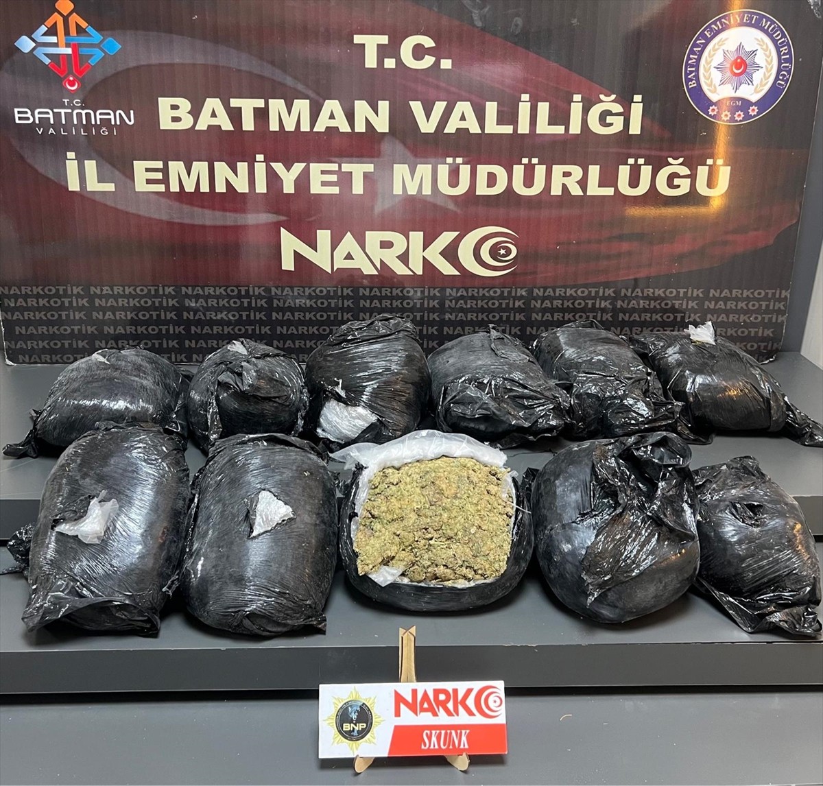 Batman'da şüphe üzerine durdurulan otomobilde 11 kilo 200 gram skunk ele geçirildi, gözaltına...