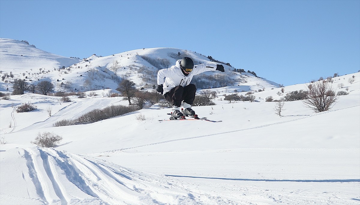 Bayburt'taki Kop Dağı Kış Sporları ve Kayak Merkezi'nde hafta sonu yoğunluğu yaşanıyor.