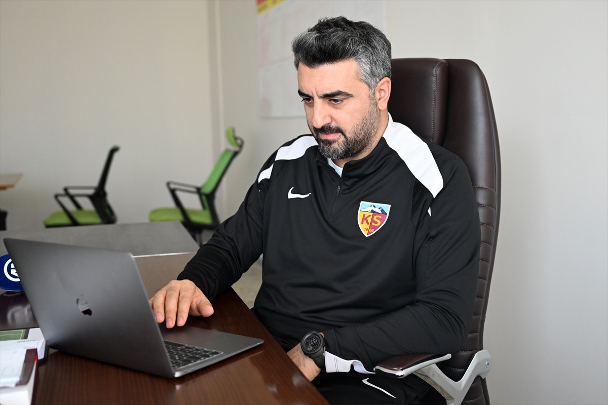 Bellona Kayserispor Teknik Direktörü Sinan Kaloğlu, Anadolu Ajansının (AA) gözünden 2024'e damga...