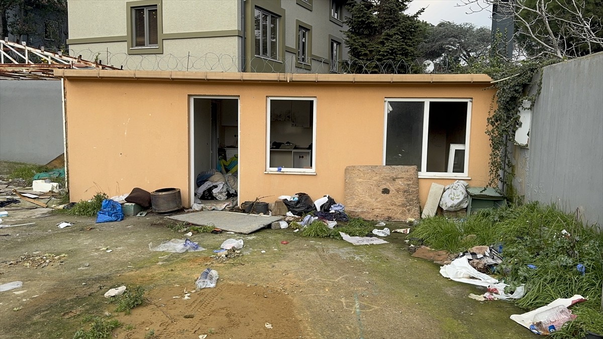 Beşiktaş'ta tek katlı prefabrik yapıda 2 kardeş ölü bulundu.