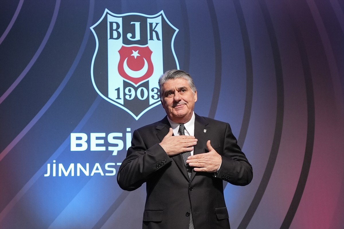 Beşiktaş Kulübünde başkanlığa seçilen Serdal Adalı ve yönetim kurulu, düzenlenen törenle...