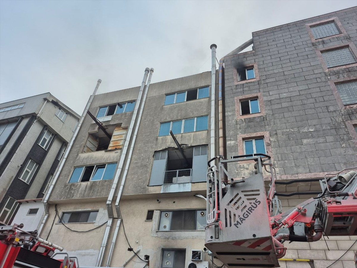 Beylikdüzü'nde iş merkezinde çıkan yangın itfaiye ekiplerinin müdahalesiyle söndürüldü.