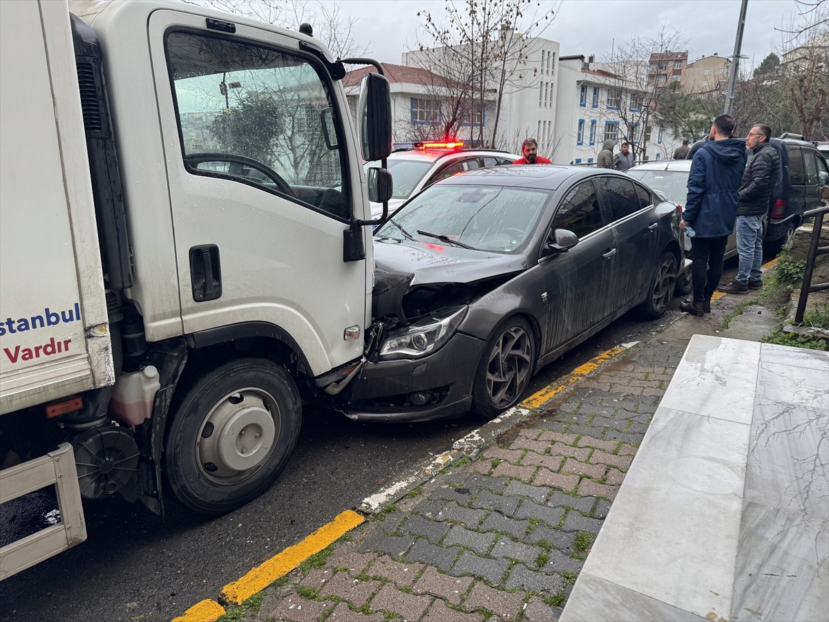 Beyoğlu'nda kontrolden çıkarak 7 aracın karıştığı zincirleme kazaya neden olan kamyonetin...