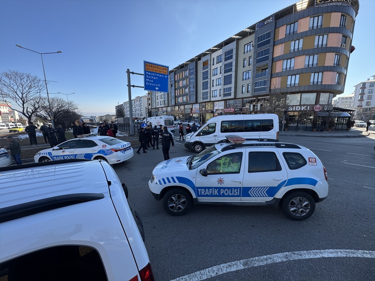 Bingöl'de meydana gelen trafik kazasında 1 polis memuru yaralandı.