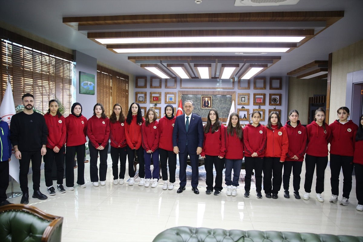 Bingöl Valisi Ahmet Hamdi Usta, Hentbol Kadınlar 2. Lig takımlarından Bingöl Spor Lisesi Spor...