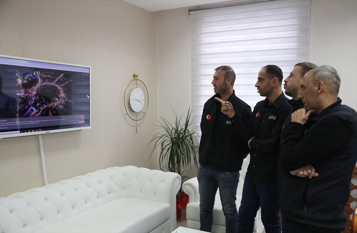 Bitlis Afet ve Acil Durum (AFAD) Müdürü Kerem Oruk ile arama kurtarma personeli, Anadolu Ajansının...