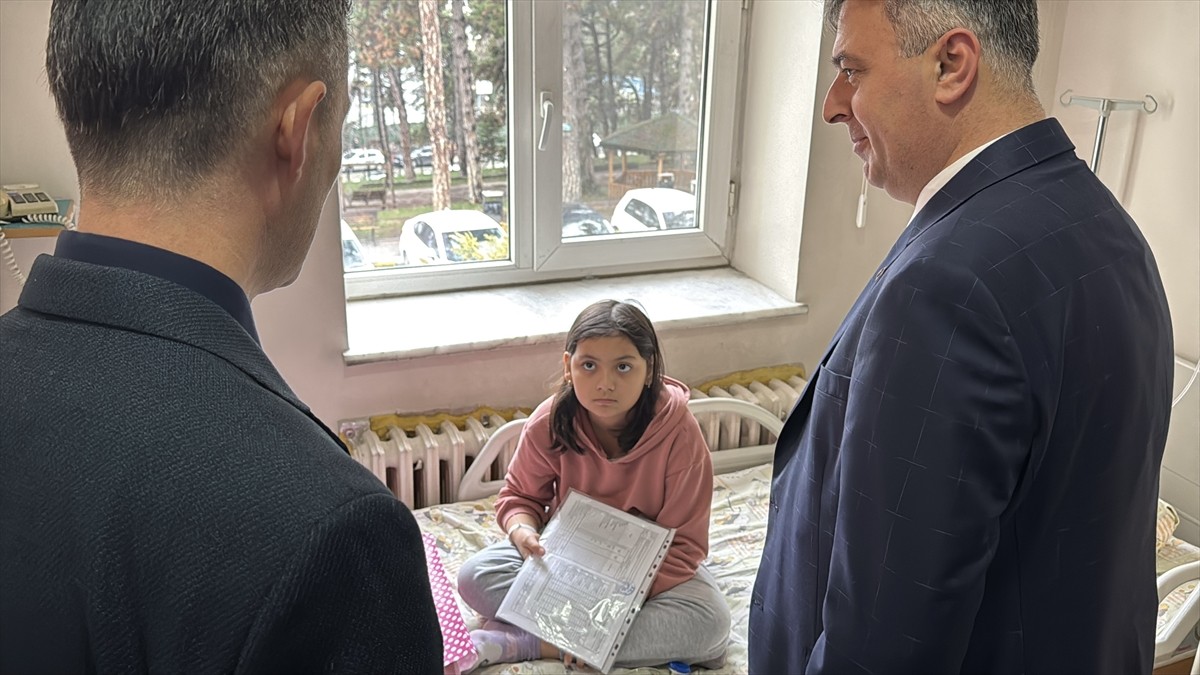 Bolu'da tedavi gören 6 öğrenciye karneleri hastanede verildi. İl Milli Eğitim Müdürlüğü...