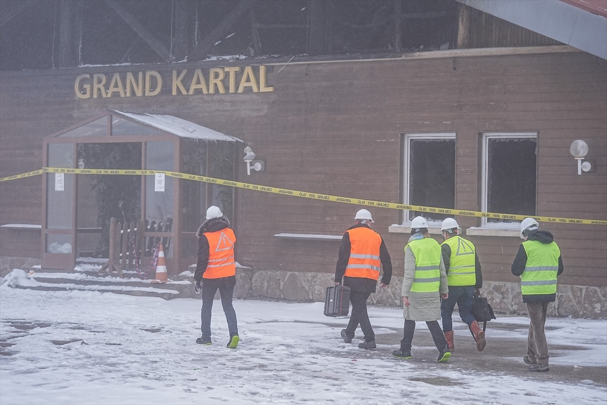 Bolu Kartalkaya Kayak Merkezi'ndeki Grand Kartal Otel'de çıkan yangına ilişkin görevlendirilen...