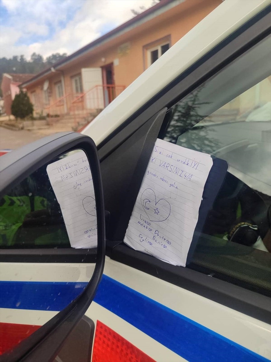 Burdur'un Bucak ilçesindeki bir köy okulunun öğrencileri, trafik eğitimi için gelen jandarma...