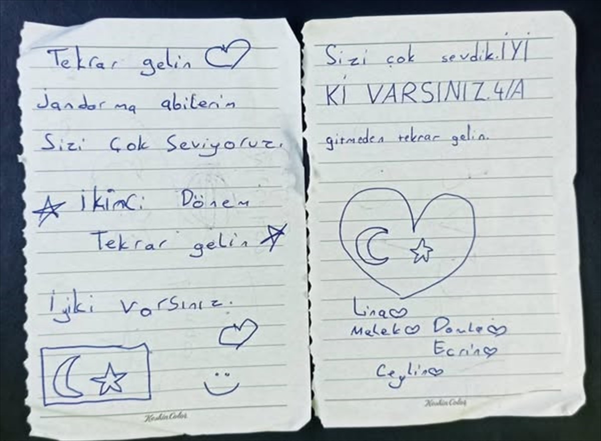 Burdur'un Bucak ilçesindeki bir köy okulunun öğrencileri, trafik eğitimi için gelen jandarma...