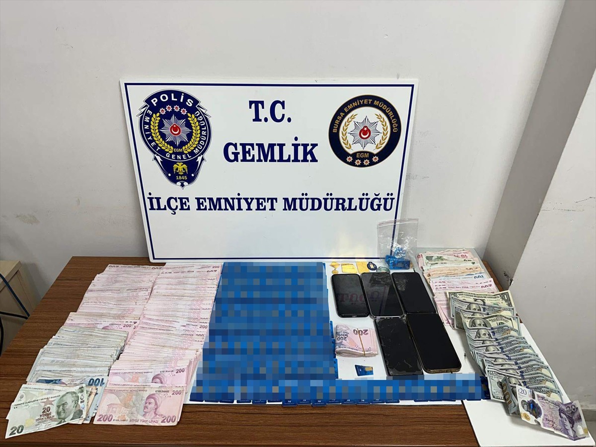 Bursa'nın Gemlik ilçesinde kuyumculara sahte altın sattıkları iddia edilen 4 şüpheli gözaltına...