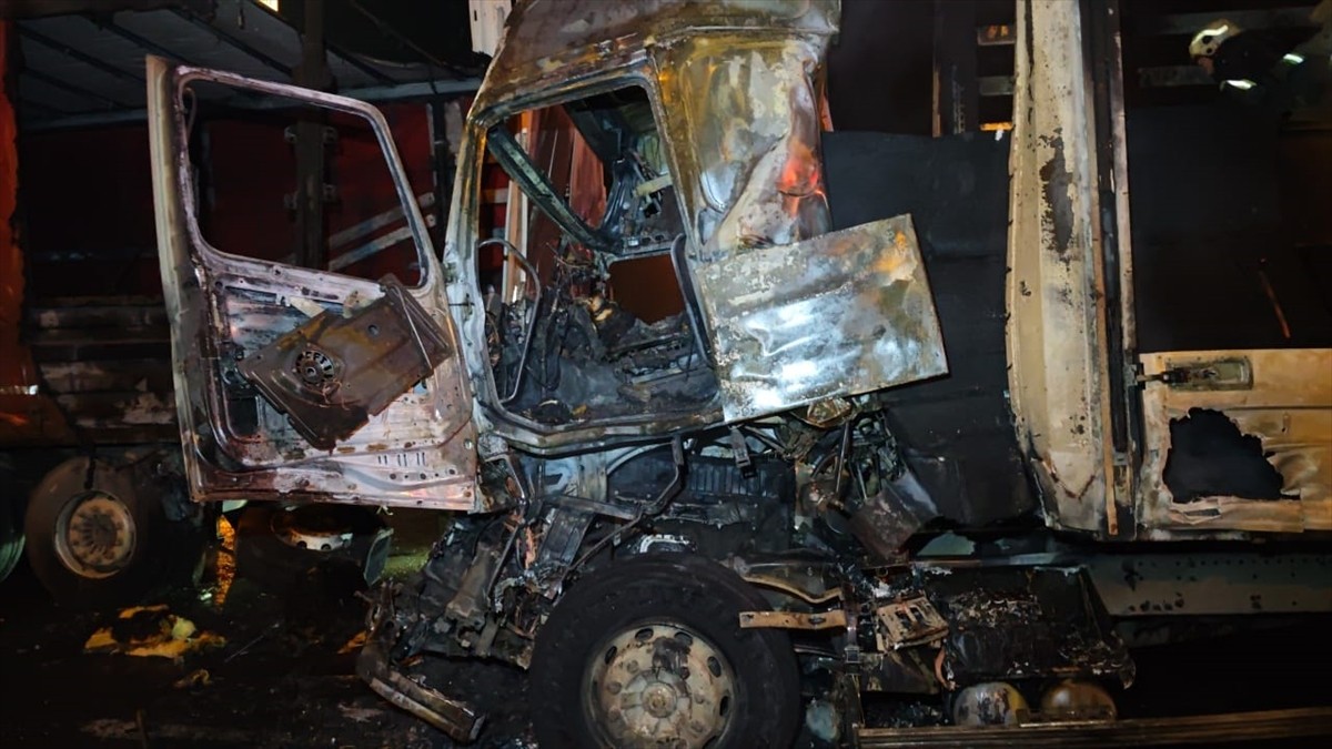 Bursa'nın İnegöl ilçesinde 2 tırın çarpışması sonucu 1 kişi yaşamını yitirdi. Kaza yerine itfaiye...