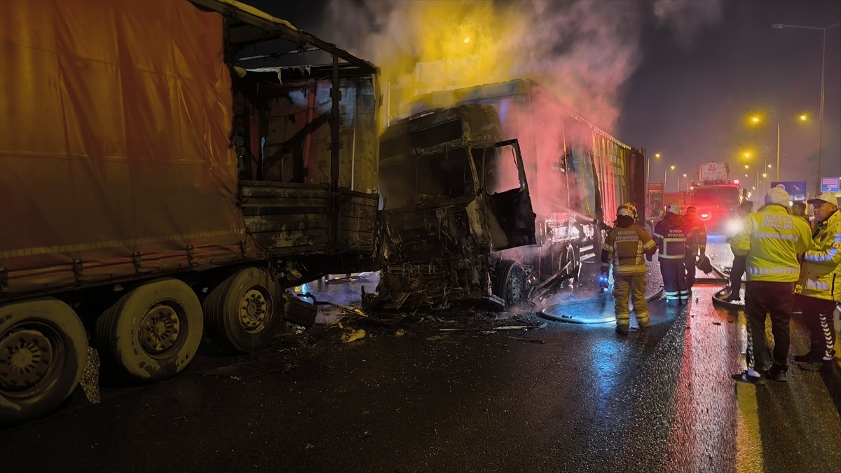 Bursa'nın İnegöl ilçesinde 2 tırın çarpışması sonucu 1 kişi yaşamını yitirdi. Kaza yerine itfaiye...