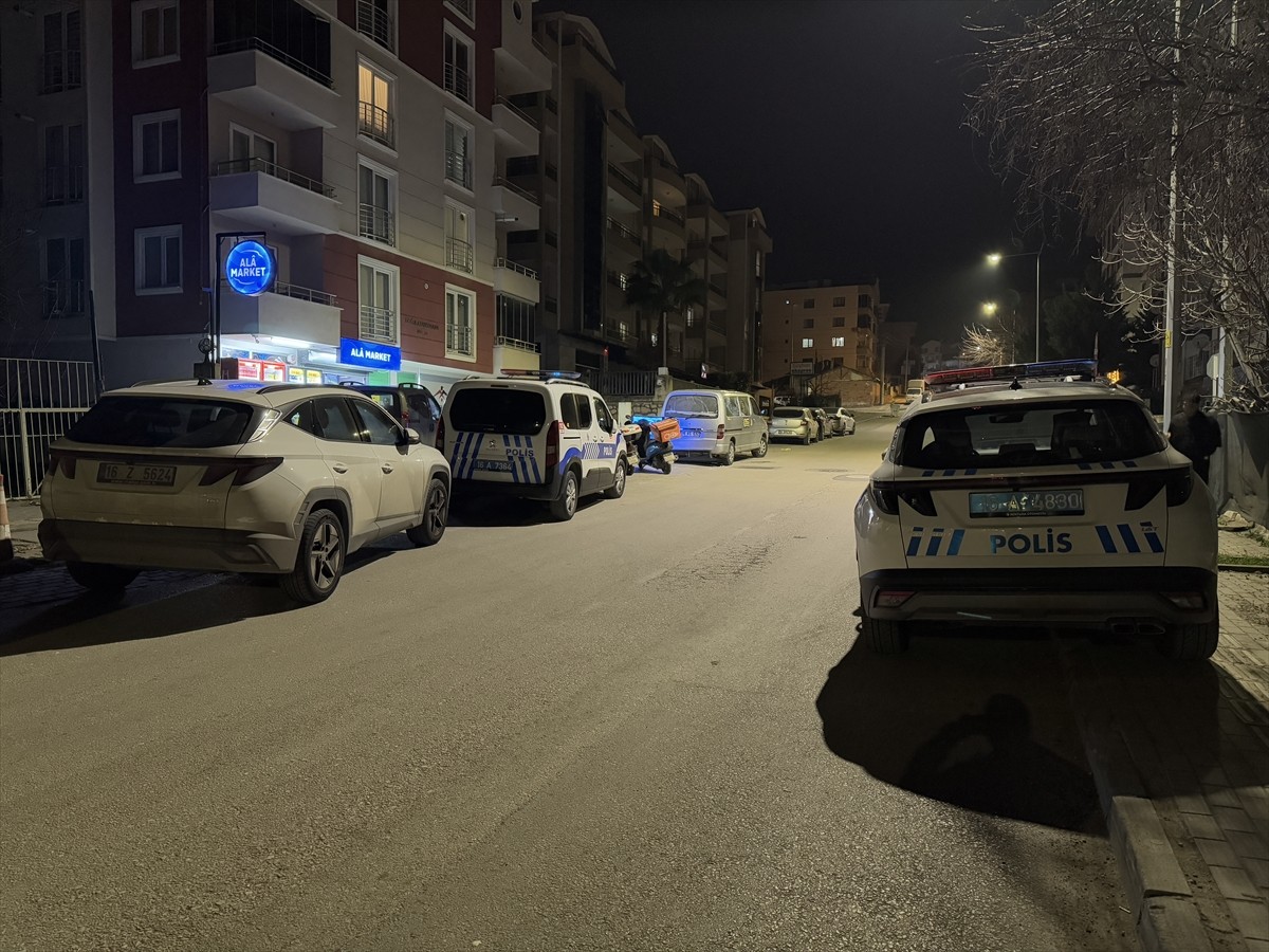 Bursa'nın Nilüfer ilçesinde tekel bayisine giren silahlı 2 şüpheli, çalışanı tehdit ederek bir...