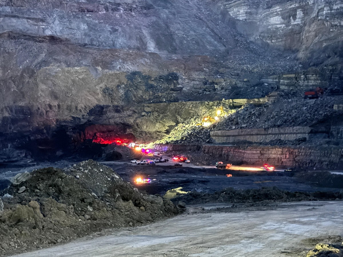 Bursa'nın Orhaneli ilçesindeki bir maden sahasında patlatma işlemi sonrasında kaya parçalarının...