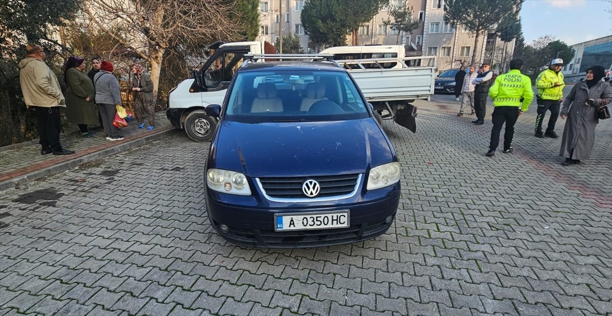 Bursa'nın Orhangazi ilçesinde, direksiyon başındayken kalp krizi geçiren ve park halindeki...