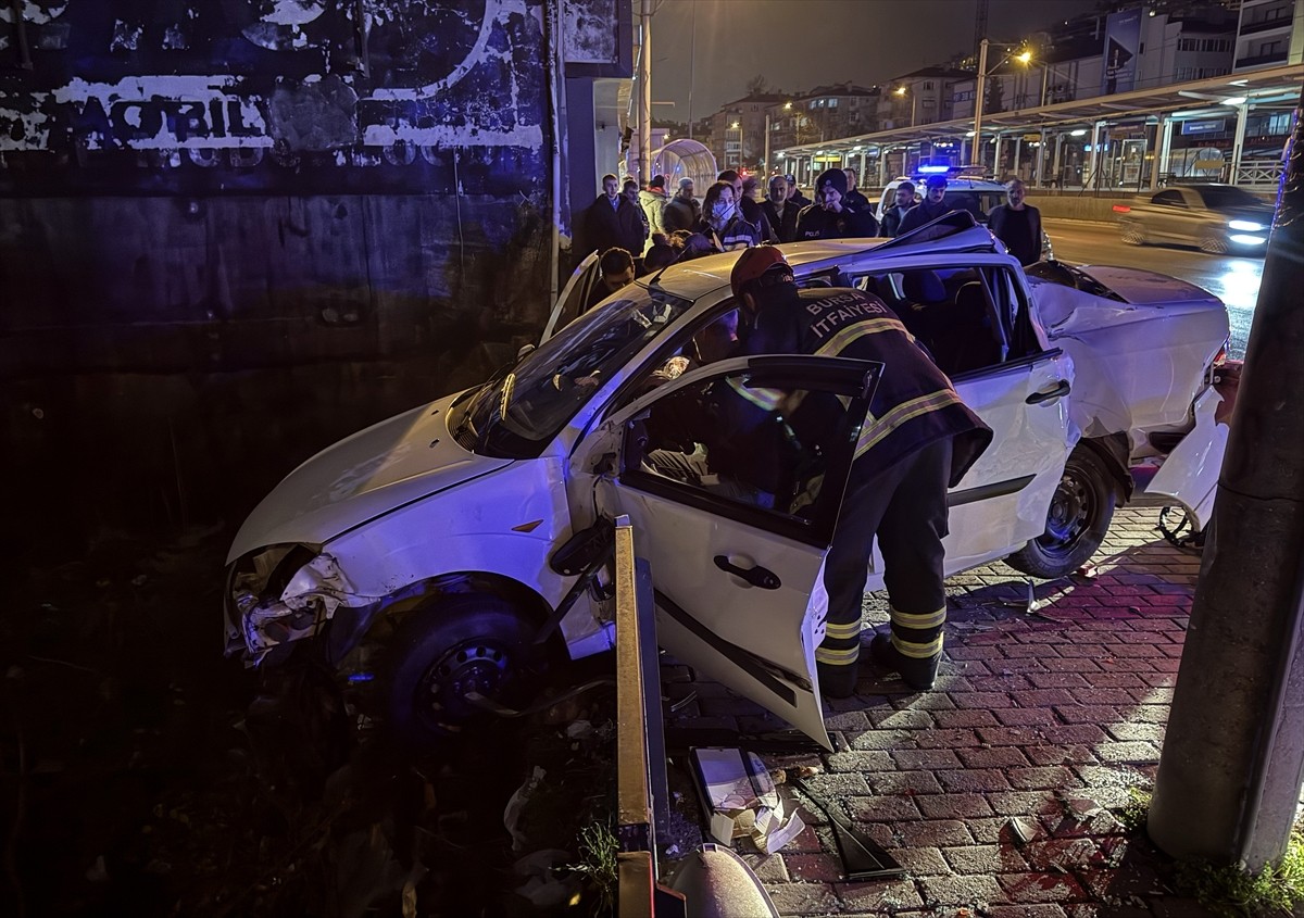 Bursa'nın Osmangazi ilçesinde meydana gelen trafik kazasında 1 kişi hayatını kaybetti, 3 kişi...