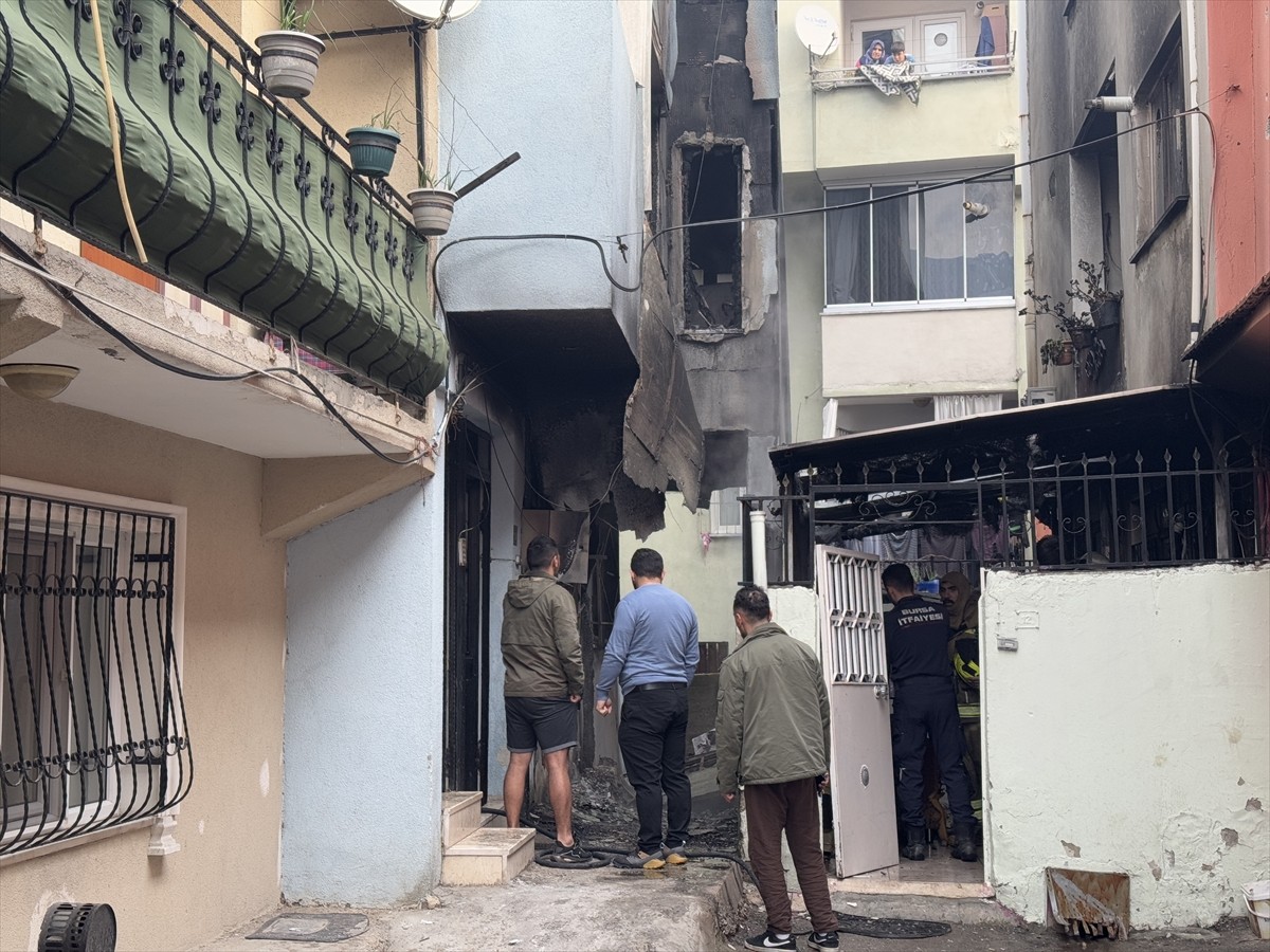 Bursa'nın Yıldırım ilçesinde 4 katlı binada çıkan yangın, itfaiye ekiplerince söndürüldü....