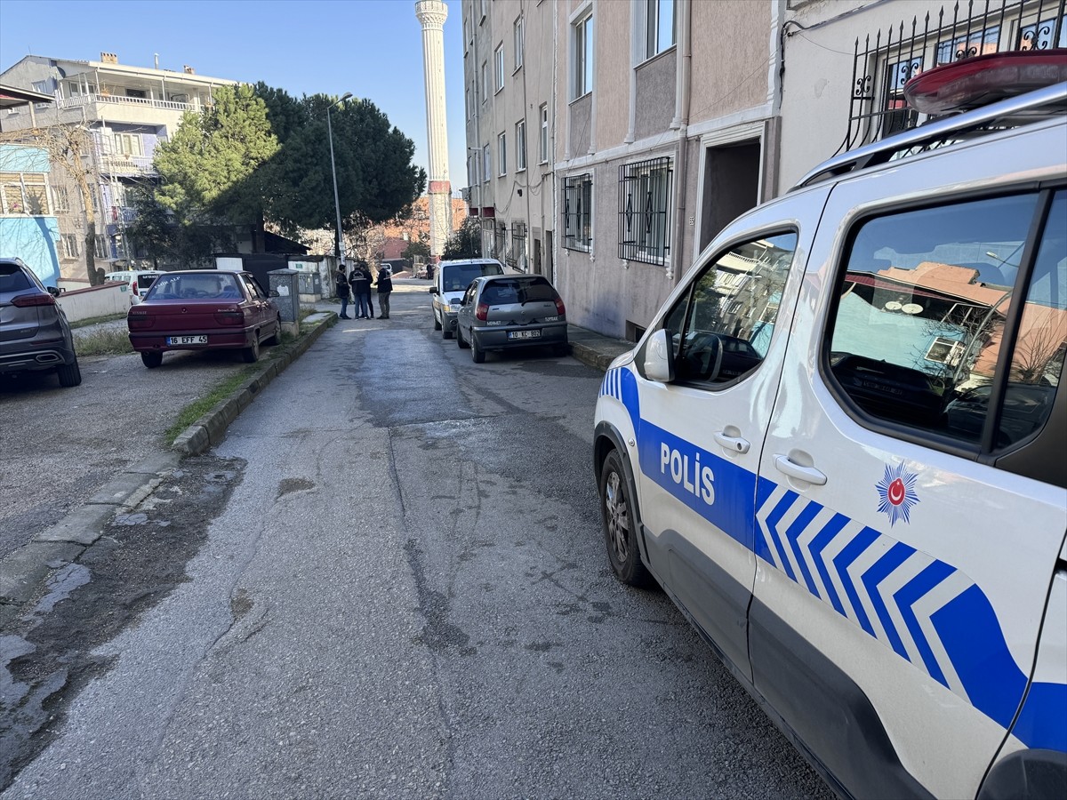 Bursa'nın Yıldırım ilçesinde kız arkadaşı ve kardeşini pompalı tüfekle yaralayan şüpheliyi...