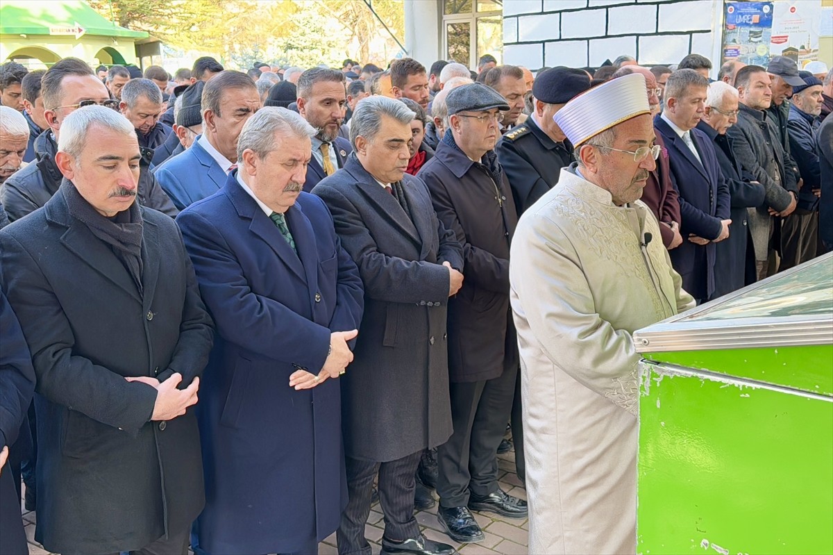 Büyük Birlik Partisi (BBP) Genel Başkanı Mustafa Destici (sol 2), partisinin Özbağ Belediye...