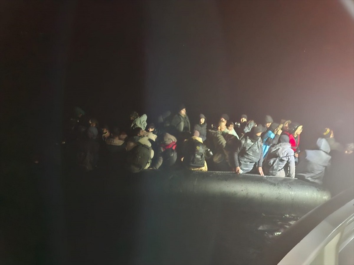 Çanakkale'nin Ayvacık ilçesi açıklarında 49'u çocuk 104 düzensiz göçmen karaya...