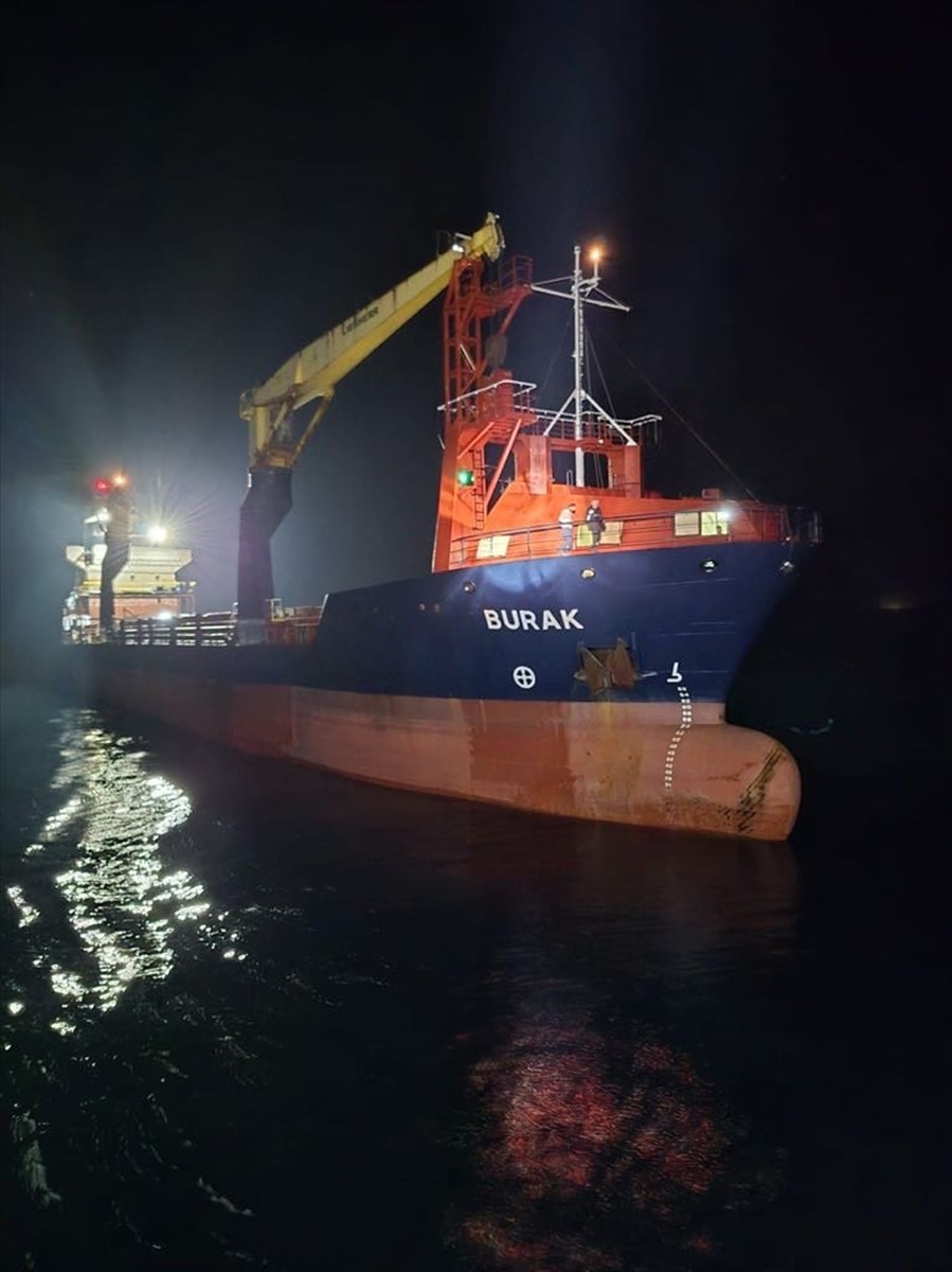 Çanakkale Boğazı'nda makinesi arızalanan kuru yük gemisi, kılavuz kaptan ve römorkör refakatinde...