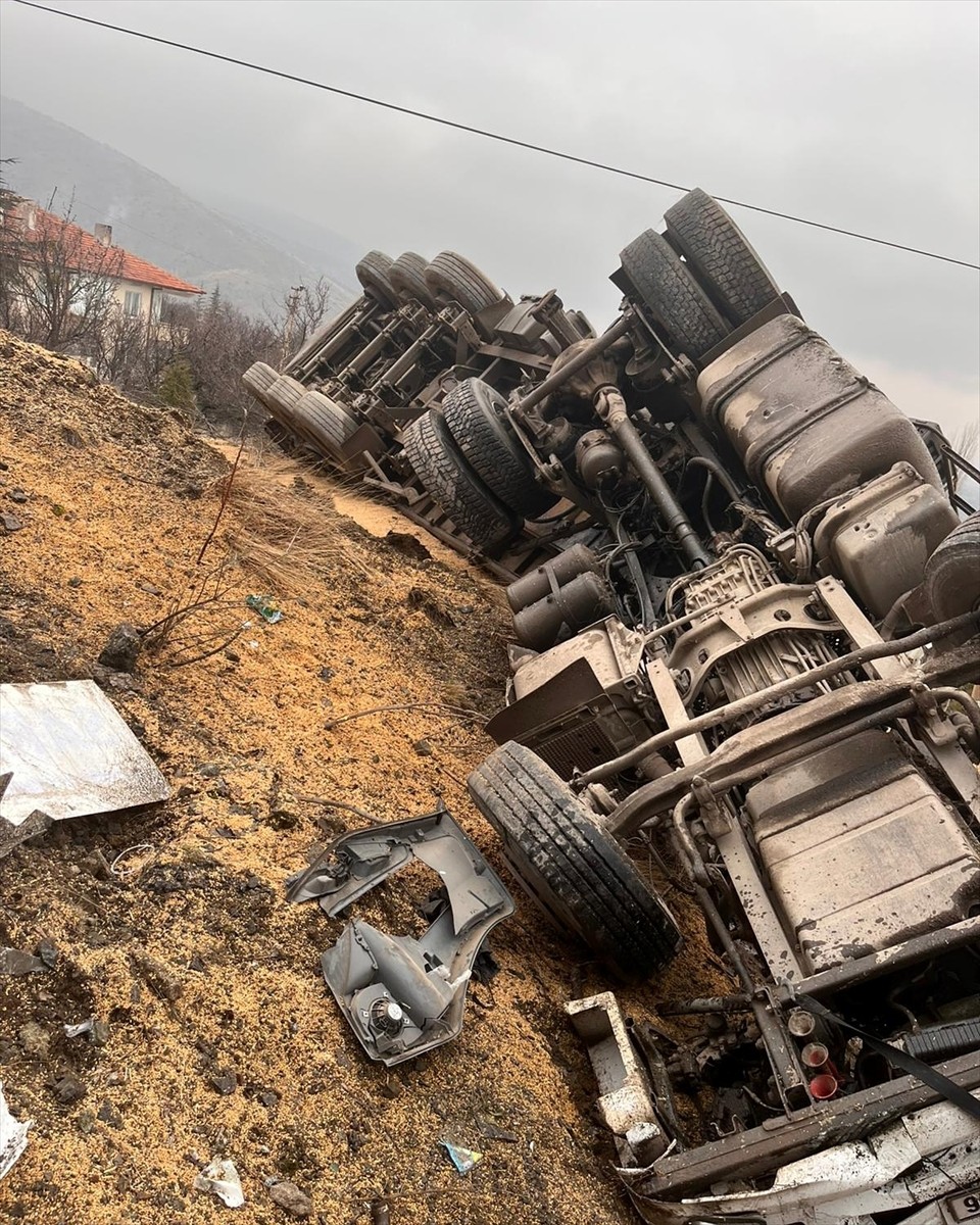 Çankırı'da, Şabanözü-Eldivan kara yolu Sarayköy mevkisinde şarampole devrilen buğday yüklü tırın...