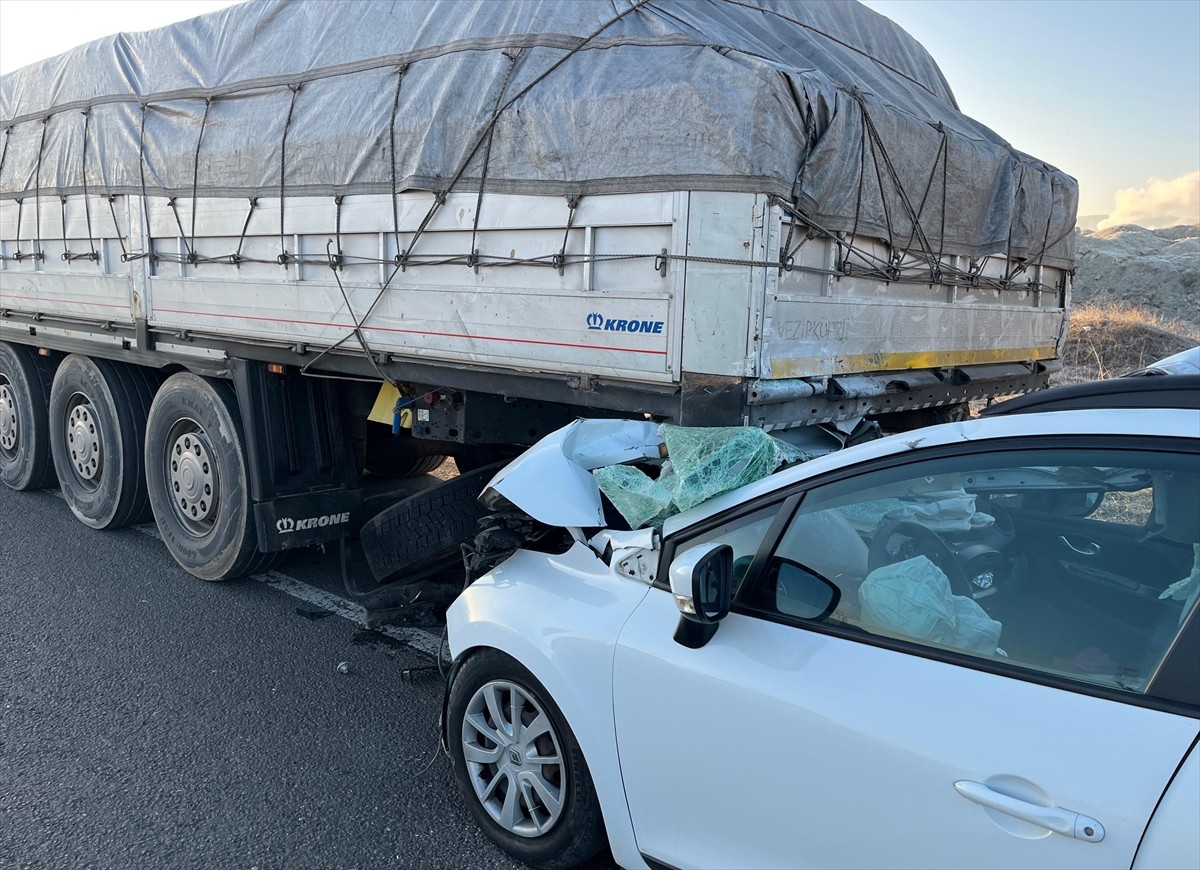 Çankırı'nın Çerkeş ilçesinde tırın dorsesine çarpan otomobildeki 5 kişi yaralandı.