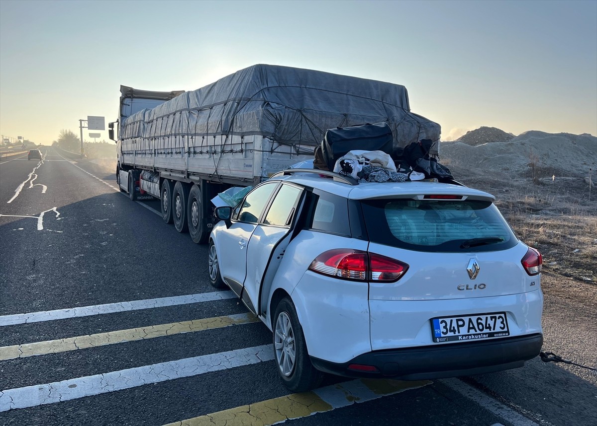 Çankırı'nın Çerkeş ilçesinde tırın dorsesine çarpan otomobildeki 5 kişi yaralandı.