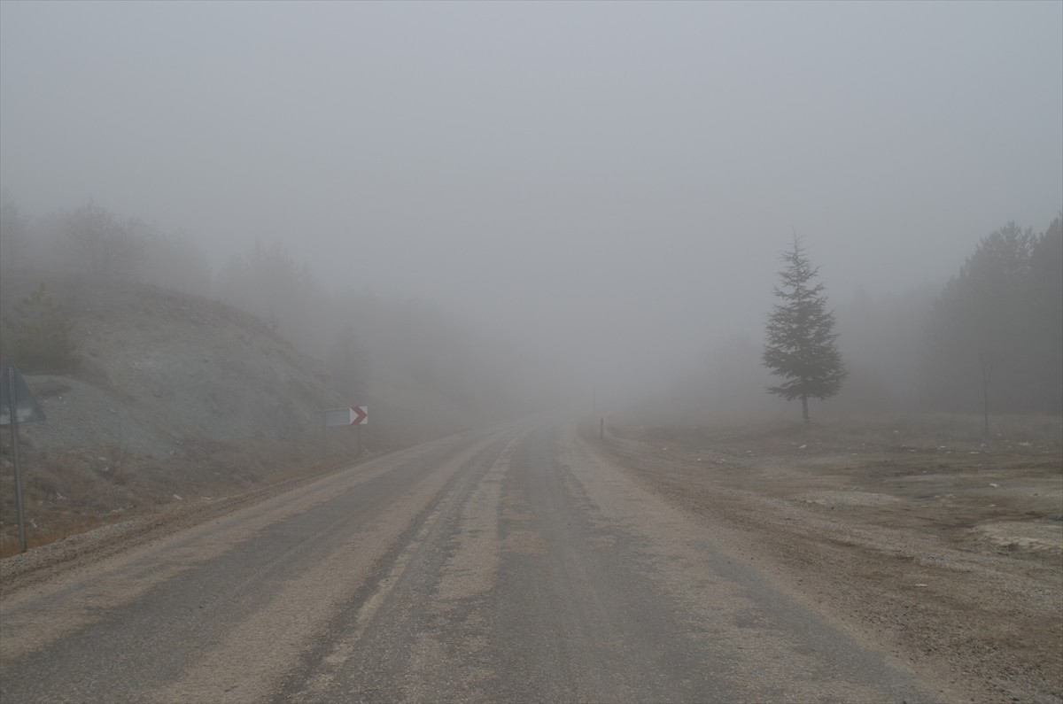 Çankırı-Ankara kara yolunda etkili olan yoğun sis, ulaşımı olumsuz etkiliyor. Şabanözü ilçesi...