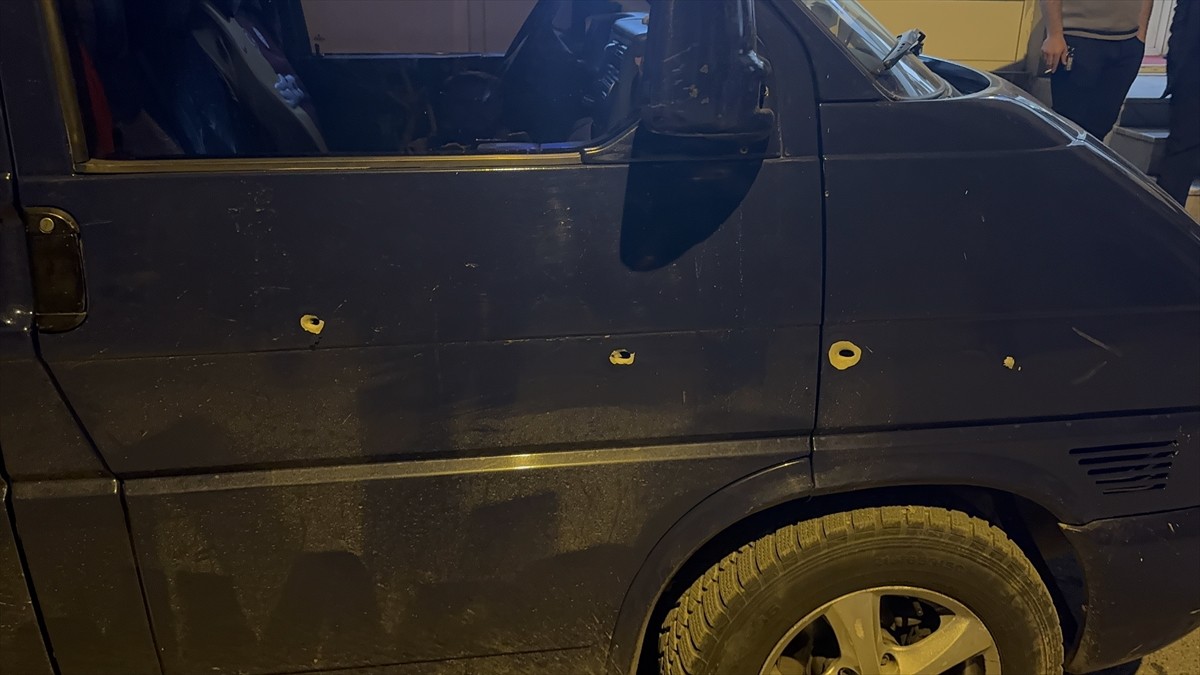 Çekmeköy'de 2 kişi sokakta silahla vurularak yaralandı. İhbar üzerine adrese polis ve sağlık...