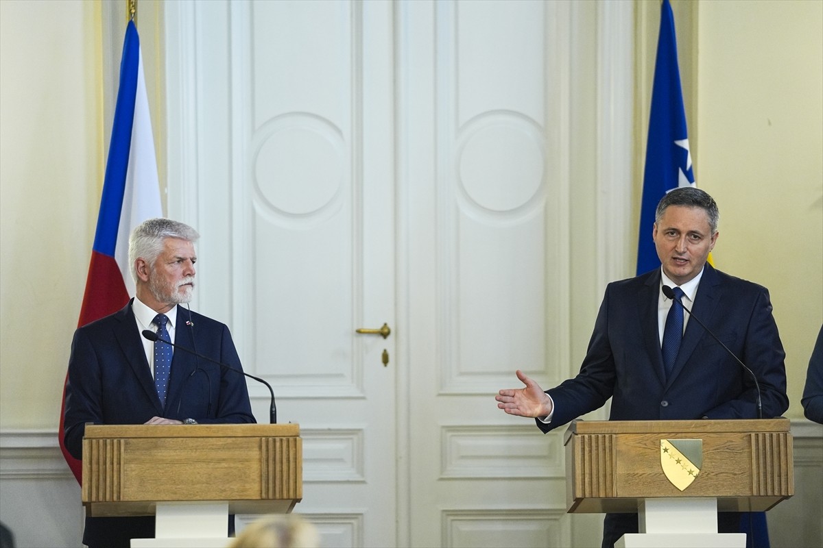 Çekya Cumhurbaşkanı Petr Pavel (solda), resmi ziyaretle geldiği Bosna Hersek'te, Bosna Hersek...