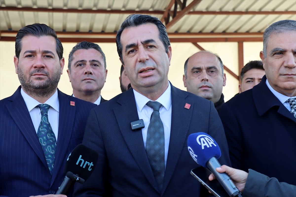 CHP Genel Başkan Yardımcısı Erhan Adem, partisinin Hatay il başkanlığında basın açıklaması...