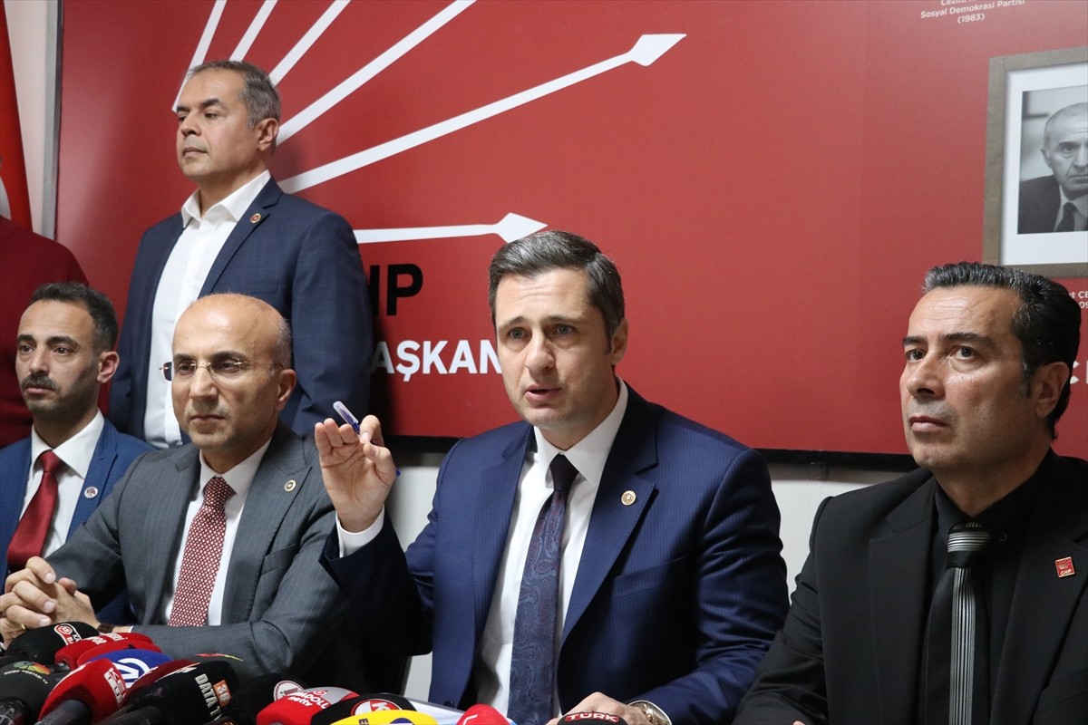 CHP Genel Başkan Yardımcısı ve Parti Sözcüsü Deniz Yücel (sağ 2), Kayseri'de partisinin belediye...