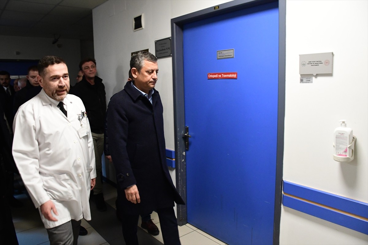 CHP Genel Başkanı Özgür Özel, Bolu Kartalkaya Kayak Merkezi'ndeki Grand Kartal Otel'de çıkan...