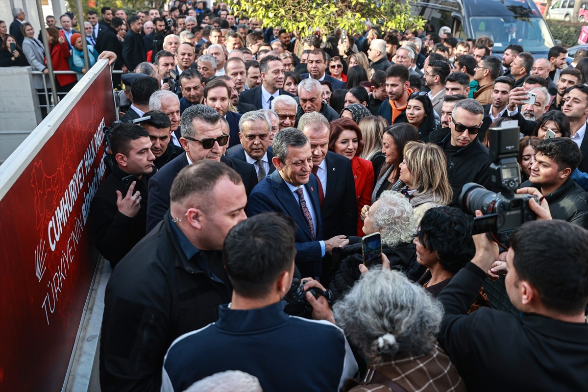 CHP Genel Başkanı Özgür Özel, Mersin'deki programları kapsamında, partisinin il başkanlığını...