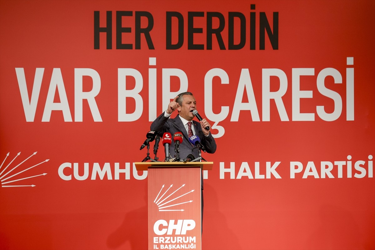 CHP Genel Başkanı Özgür Özel (ön orta), Erzurum'da Palandöken ilçesindeki Necip Fazıl Kısakürek...