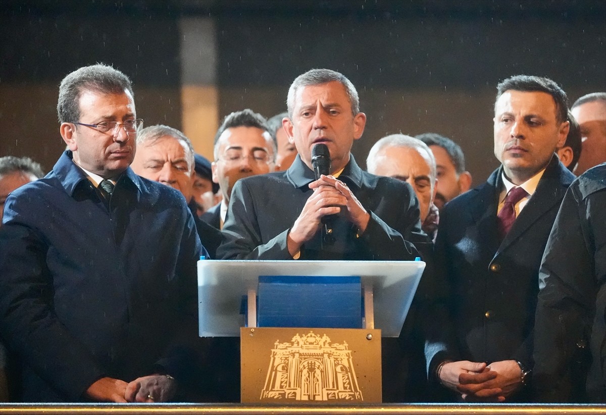 CHP Genel Başkanı Özgür Özel (ortada), Beşiktaş Belediye Başkanı Rıza Akpolat'ın, İstanbul...