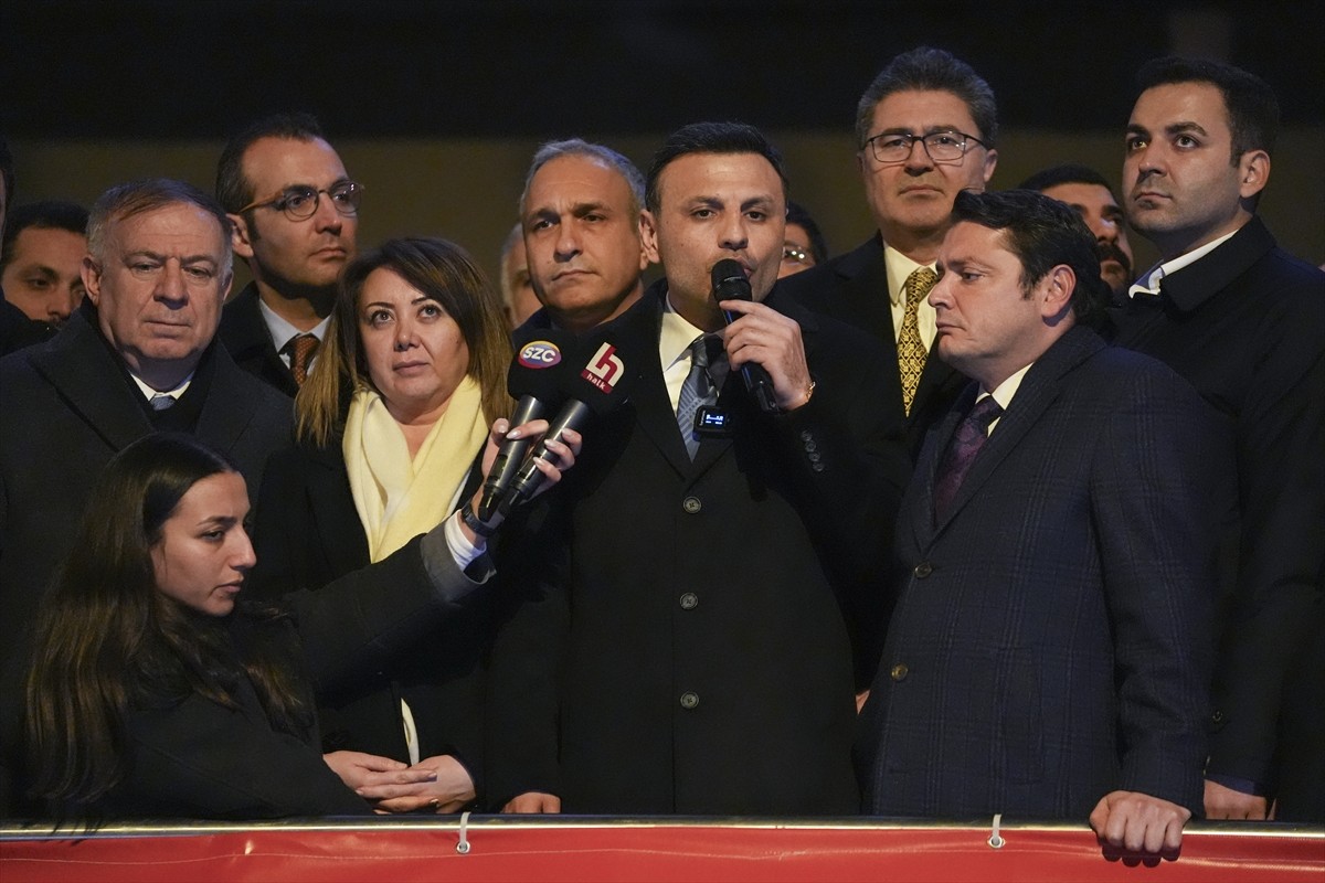 CHP İstanbul İl Başkanı Özgür Çelik, Beşiktaş Belediyesi önünde açıklamalarda bulundu.