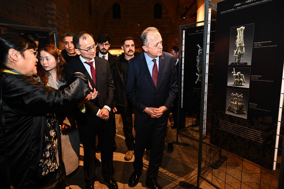 Çin'deki Üç Yıldız Höyüğü (Sanxingdui) antik kentinden çıkarılan kültürel kalıntıların...