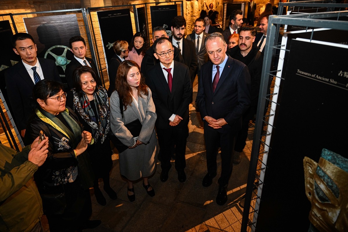 Çin'deki Üç Yıldız Höyüğü (Sanxingdui) antik kentinden çıkarılan kültürel kalıntıların...